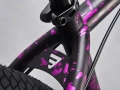 mafiabikes bomma 27.5 wheelie bike rower rad fahrrad purple splatter (7).webp