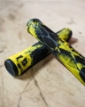 core pro gripy rączki hulajnoga wyczynowa BMX griffe grips pro stunt scooter freestyle kolobezka wasp yellow black (1).webp