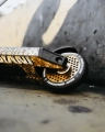root-invictus-2-hulajnoga-wyczynowa-stunt-scooter-freestyle-kolobezka-black-gold (5).webp