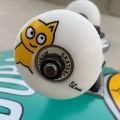 meow-mariah-duran-deskorolka-skateboard-whiskers (6).webp