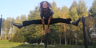 Duża trampolina dla dzieci czy mała? Jak wybrać bezpieczną trampolinę ogrodową; 305 cm, 366 cm czy 4 m?